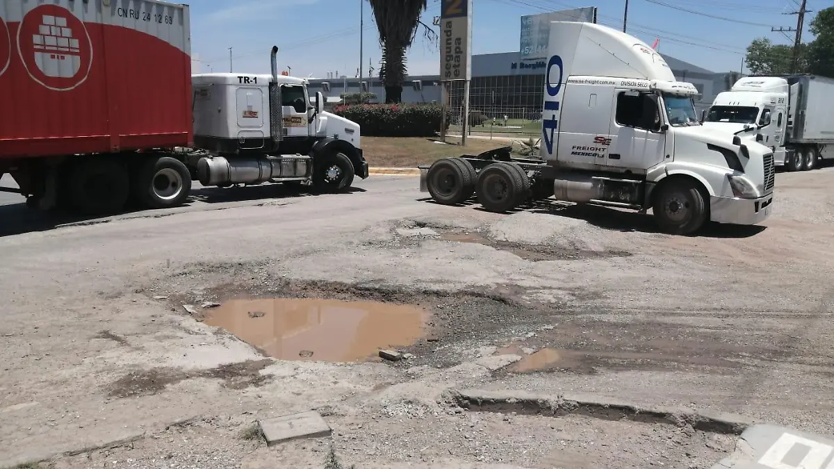 vuelca trailer en avenida cfe (5)